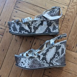 ZIGI SOHO faux snake flatform shoes 8.5